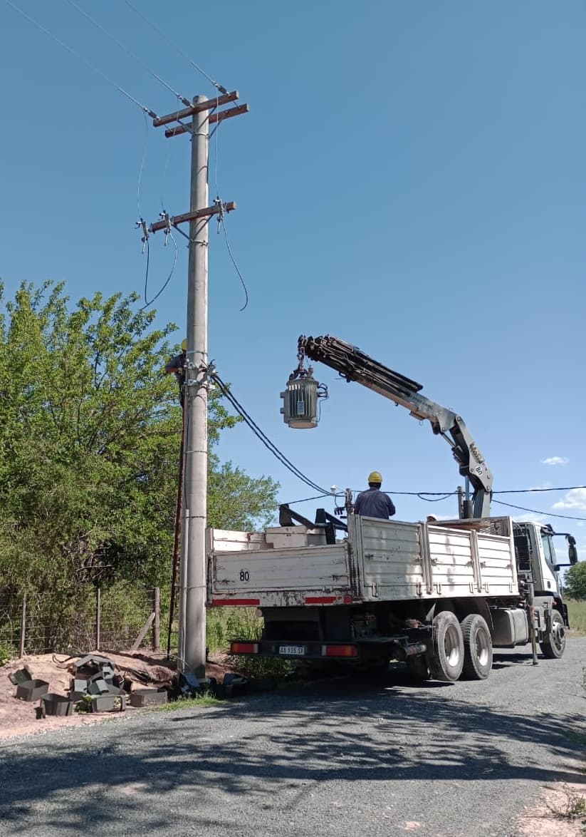 Hidrogrúa izando un transformador para instalación en poste de media tensión
