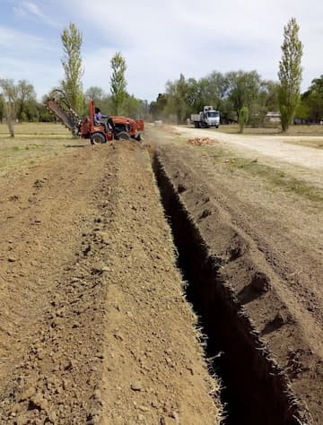 Zanjadora abriendo una zanja para tendido eléctrico subterráneo