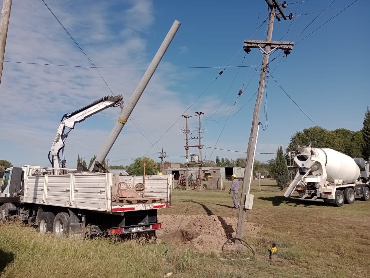 Hidrogrúa izando un poste de hormigón para su instalación