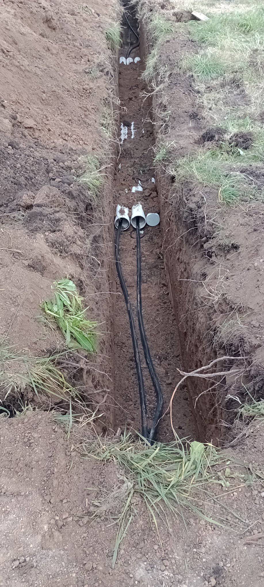 Cables eléctricos tendidos dentro de una zanja