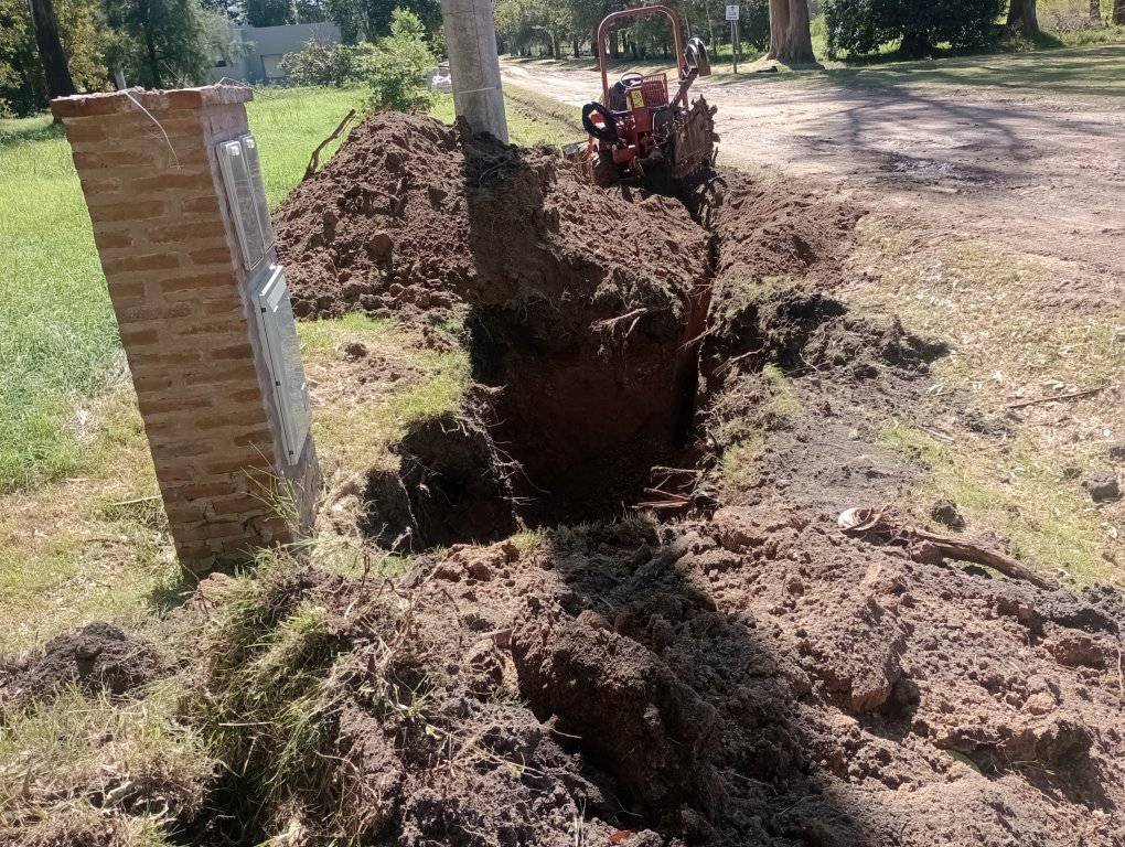 Zanja conectada a un gabinete de medidores para conexión eléctrica